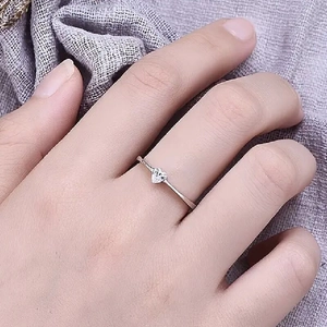 Anello in argento scintillante con taglio a cuore indossato sulla mano per donne eleganti