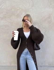 Gros plan détaillé du cardigan long en maille marron foncé avec texture à côtes et boutons