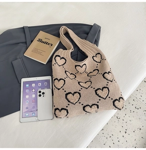 Sac fourre-tout en tricot beige à motifs de cœurs noirs avec accessoires de voyage