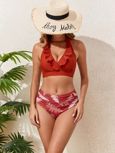 Dettaglio del top bikini con volant e slip a vita alta con stampa a foglie su modella