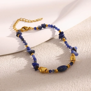 Dettaglio del bracciale placcato oro 18K con pietre naturali blu e chiusura a moschettone