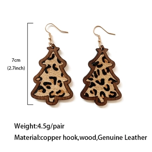 Boho Weihnachtsbaum Ohrringe mit Leopardenmuster Leder und hölzernen Details