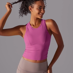 Détail de la fente arrière plissée et du tissu respirant du débardeur de yoga magenta