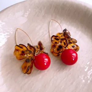 Boucles d'oreilles vintage fleurs léopard ambre avec perles rouges et crochets dorés