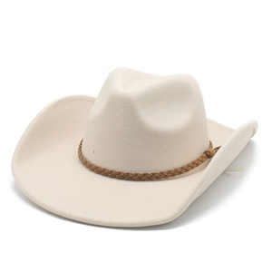 Détail d'un chapeau de cowboy en feutre crème avec ruban en cuir tressé marron