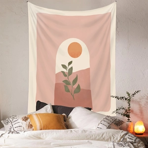 Détail d'une tapisserie bohème avec motif soleil dans une chambre à l'ambiance chaleureuse
