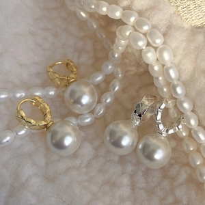 Elegant 925 sterling silver pearl drop earrings in gold and silver finish on white fur
