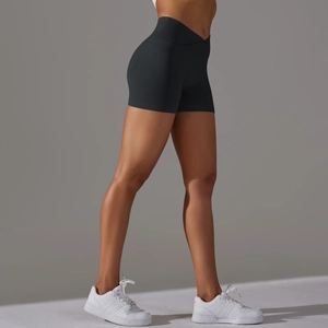 Dettaglio degli shorts da yoga a vita alta con fascia a V e vestibilità modellante