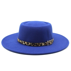 Détail d'un chapeau en feutre bleu roi avec ruban léopard et boucle en métal argenté