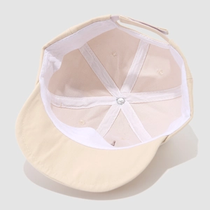 Detalle interior de la gorra de bebé con malla transpirable y costuras de algodón fino