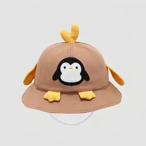 Dettaglio cappello alla pescatora kaki per bambini con ricamo di pinguino e orecchie