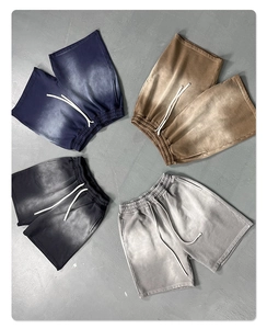 Vista piatta di quattro pantaloncini in cotone lavato vintage in blu navy, caffè, nero e grigio