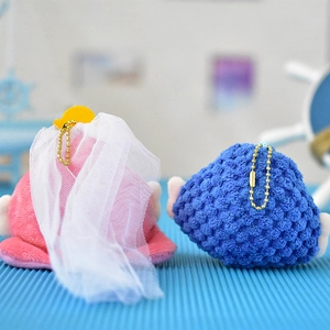 Lindo llavero de peluche estilo Kirby con detalle de velo de novia vista trasera.