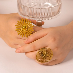 Fashion 18K gold plated sunflower and spiral hollow ring set for women on model