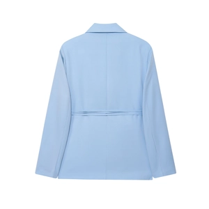 Vue arrière d'un blazer bleu clair pour femme avec une ceinture élégante à la taille