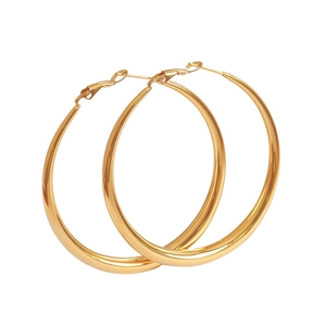 Boucles d'oreilles créoles dorées en acier titane poli pour un style vintage