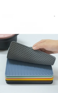 Detail of flexible silicone placemats featuring honeycomb texture and rapid heat dissipation