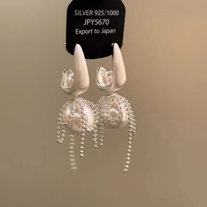 Detail of 925 silver bridal pearl earrings with elegant beaded tassel and matte hooks
