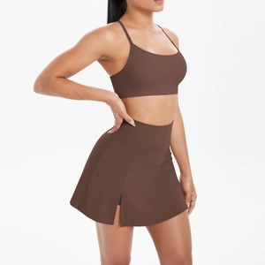 Détail de l'ensemble de sport marron foncé avec jupe fendue et tissu extensible