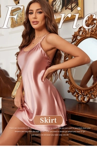 Détail de la robe nuisette en satin rose poudré avec fines bretelles en soie