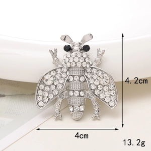 Vista macro della spilla ape con cristalli che mostra 4,2 cm x 4 cm e 13,2 g