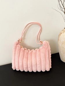 Elegante borsa a mano plissettata in ecopelliccia rosa con tracolla, stile moderno