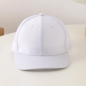 Détail de la casquette trucker blanche avec filet respirant et avant en coton pur