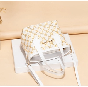 Detailansicht der bedruckten Beuteltasche mit floralen Mustern und goldenem Reißverschluss