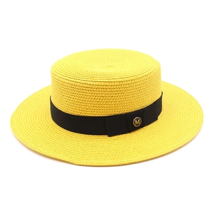 Détail du chapeau de paille jaune avec ruban noir et boucle métallique dorée M
