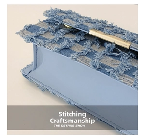Détail du sac à bandoulière en denim bleu avec bords effilochés et fermoir doré chic