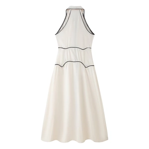 Robe longue élégante blanche sans manches avec bordure noire et boutons sur le devant