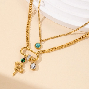 Collana doppia dorata con pendente in turchese, ciondolo a serpente e goccia di cristallo