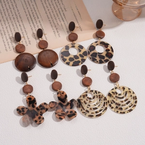 Boucles d'oreilles pendantes rétro en résine léopard et bois avec design floral