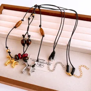 Ensemble de colliers en perles d'œil de tigre et bois avec pendentifs poney or et argent