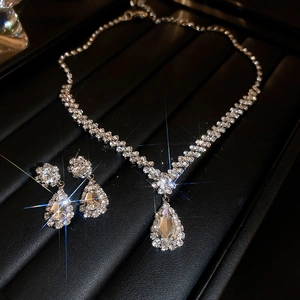 Vue détaillée de l'ensemble de luxe collier et boucles d'oreilles goutte aux cristaux