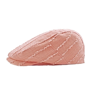 Béret rose vintage pour femmes avec bords effilochés et tissu à texture plissée