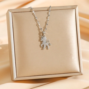 Collana con ciondolo a forma di unicorno d'argento con strass su seta champagne