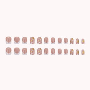 French Press-on Nails Set mit weißer Marmortextur und Goldfolien-Akzenten