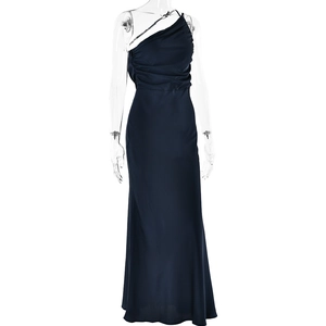 Détail du satin bleu marine et du design plissé sur cette élégante robe asymétrique