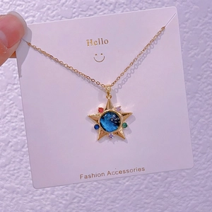 Dettaglio della collana con pendente a stella con cristalli colorati e centro galassia