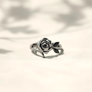 Anello gotico in argento S925 con rosa nera e gemme scure con ombre delicate