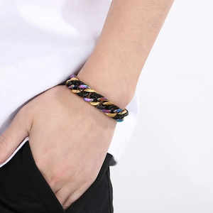 Détail d'un bracelet gourmette coloré en acier titane au poignet pour hommes et femmes
