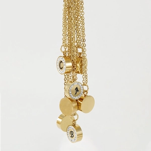 Colliers en acier titane plaqué or 18K avec pendentifs ronds en cristal lettres A B C
