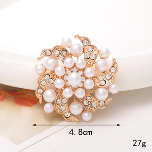 Détail de la broche tournesol de 4,8cm avec perles blanches et strass brillants