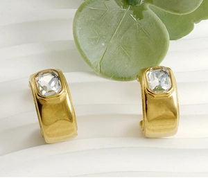 Détail des boucles d'oreilles en C plaquées or 18K avec cristaux taille émeraude