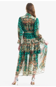 Rückansicht eines Kleides mit Paisley-Muster, Laternenärmeln und gestuftem Volantsaum