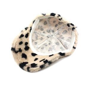 Casquette de baseball d'hiver en peluche léopard avec fausse fourrure beige et chaude