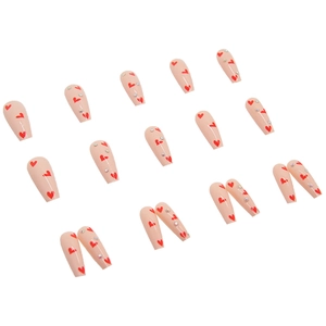 Unghie finte lunghe a bara rosa nude con cuori rossi e strass decorativi