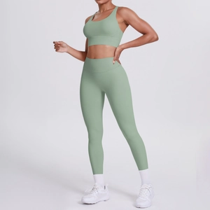 Gros plan sur l'ensemble brassière de sport dos nageur et legging yoga vert clair