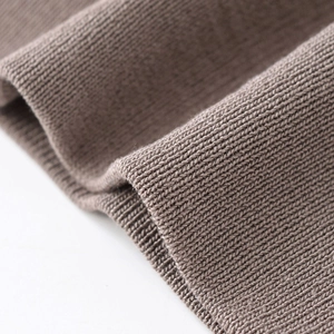 Pull en maille côtelée moka à épaules dénudées avec une texture douce et élégante